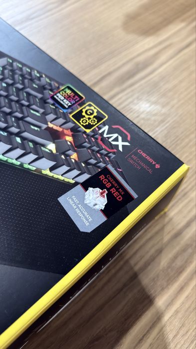 Teclado Corsair K70 LUX RGB