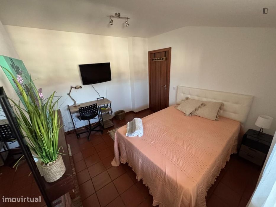 Quarto - localizado em  Coimbra