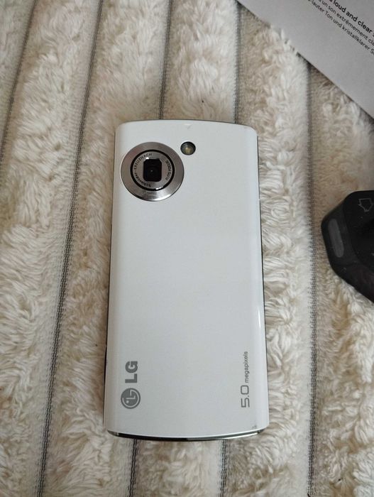 Мобільні телефони LG та Doro 6520