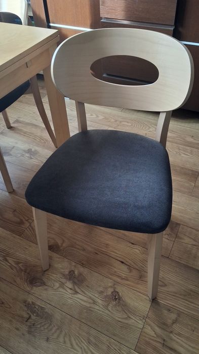 4 solidne krzesła na bukowej ramie