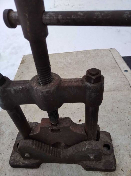 Труботримач .трубогин ,трубодержатель, трубогиб .