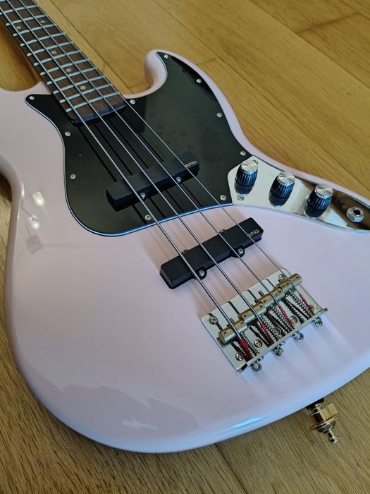 Baixo Jazz Bass - EMG - com pickups ativos EMG