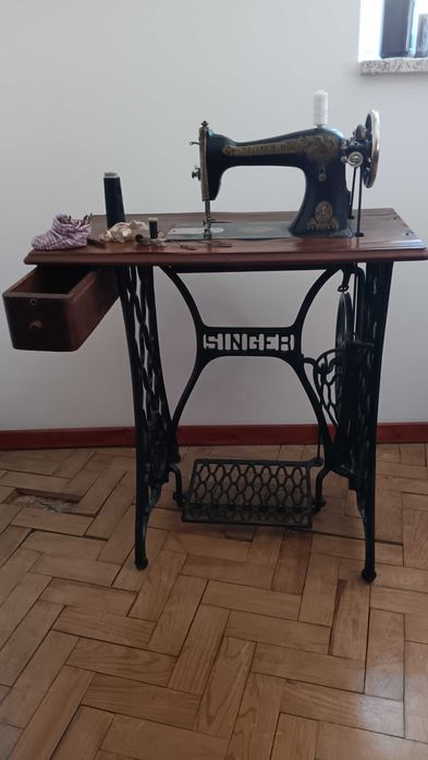 Máquina de costura SINGER antiga VINTAGE