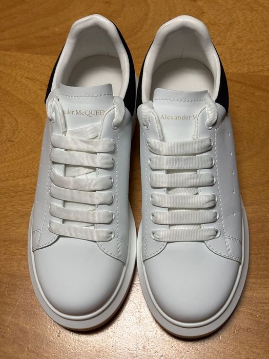 Sapatos Brancos de cerimónia usados uma única vez.