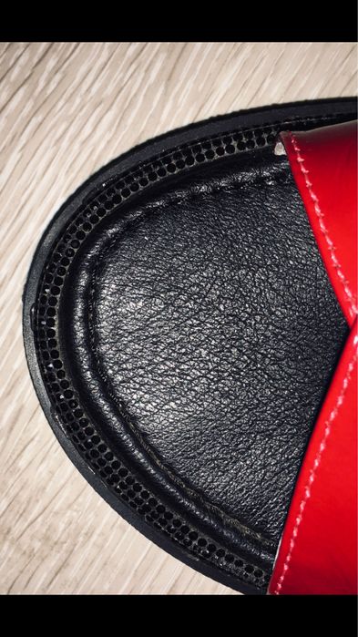 Кожаные лаковые женские шлепки на платформе. Стразы.