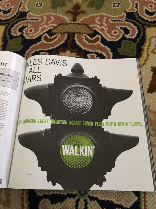 Livro com as capas de vinis de jazz