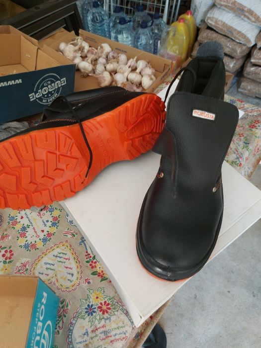 2 pares  Galochas de borracha FIREFIGHTER 4000   muito resistentes ao calor ao frio mais 1 par de botas para soldadores número 42  =30 euros material