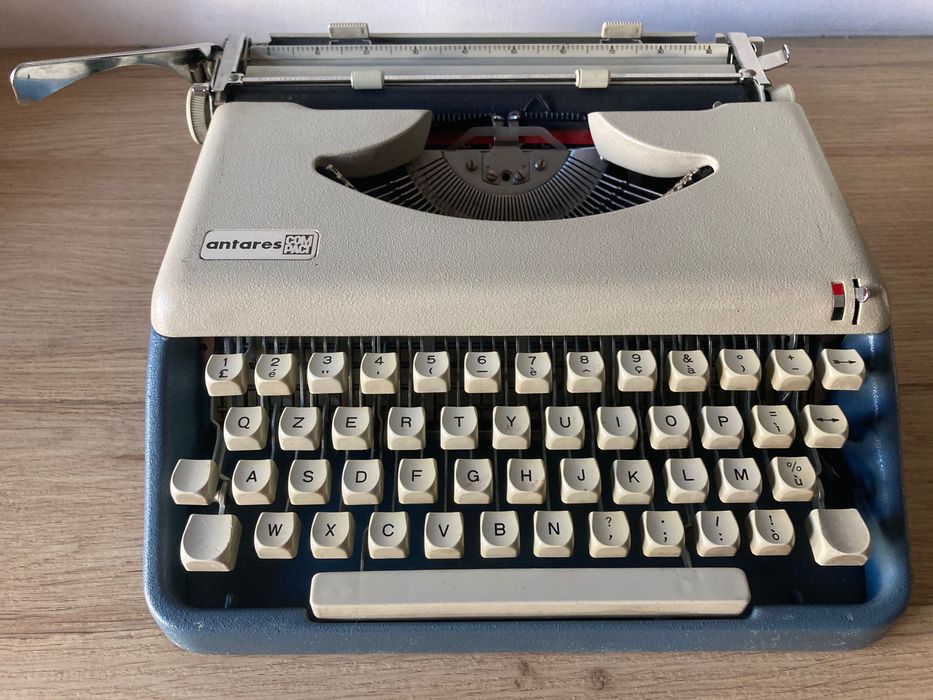 Máquina de escrever ** Antares