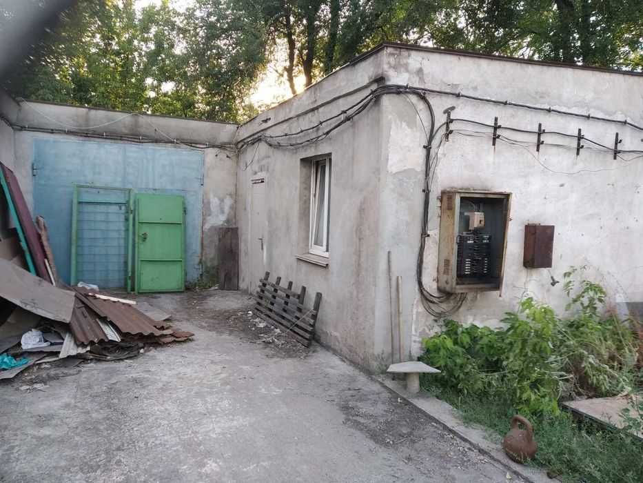 Комерційна база з виробничими приміщеннями та великою територією