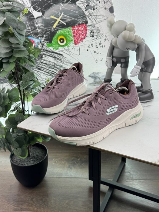 Кросівки Skechers Arch Fit 40 розмір Е17077