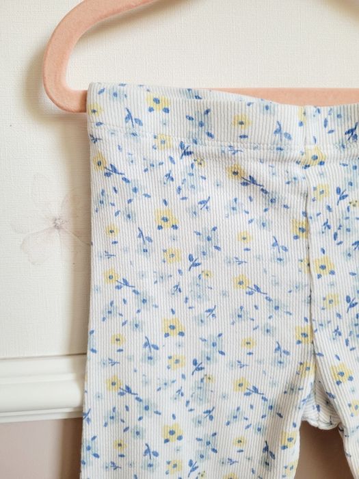 Spodnie 110 legginsy w prążek w kwiaty