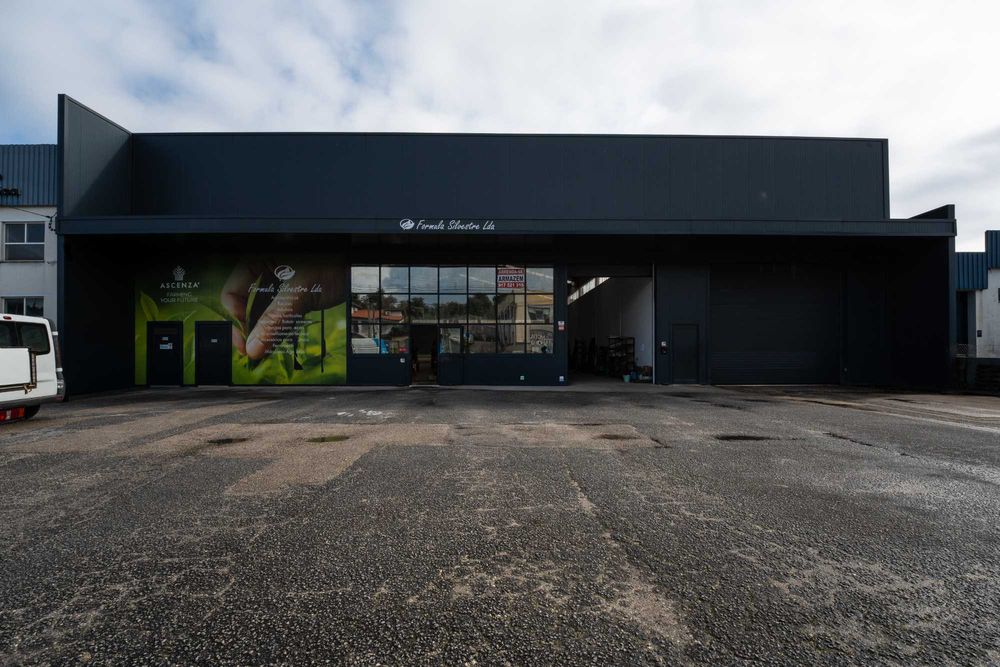 Arrenda-se Armazém - Fornos