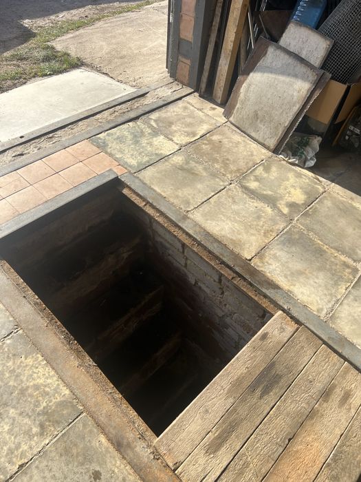 Гараж цегляний з оглядовою ямой, погребом, кімнатою