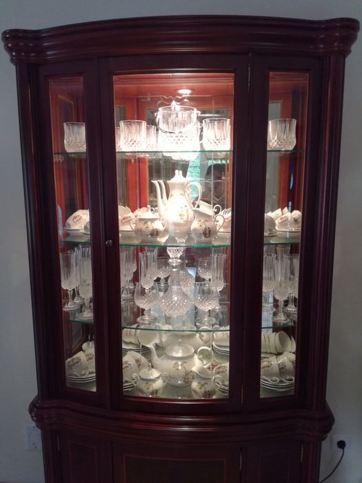 Cristaleira/louceiro + móvel de apoio/bar