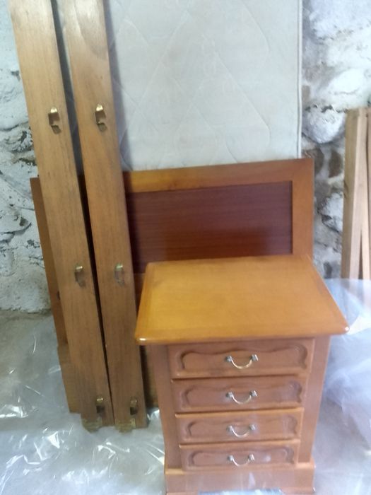 Mobília para quarto (duas mesinhas de cabeceira) com cama e colchão