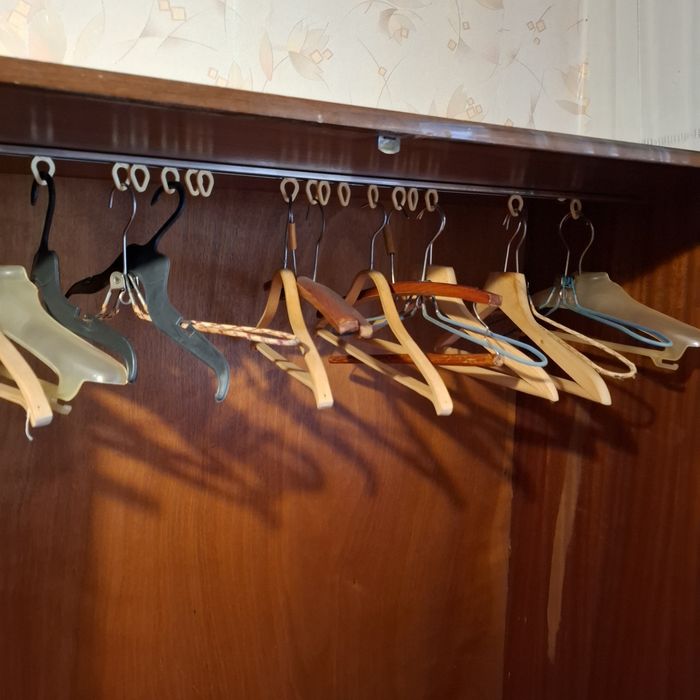 Шафа для одягу, цільнодерев'яна в задовільному стані