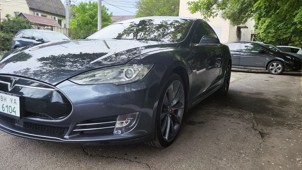 Tesla model S P90D