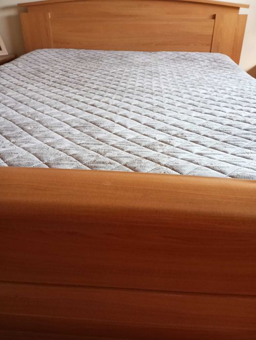Cama+ cómoda+ mesinha de cabeceira