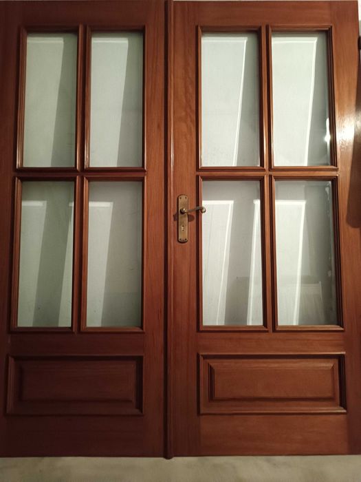Porta dupla de sala em madeira maciça