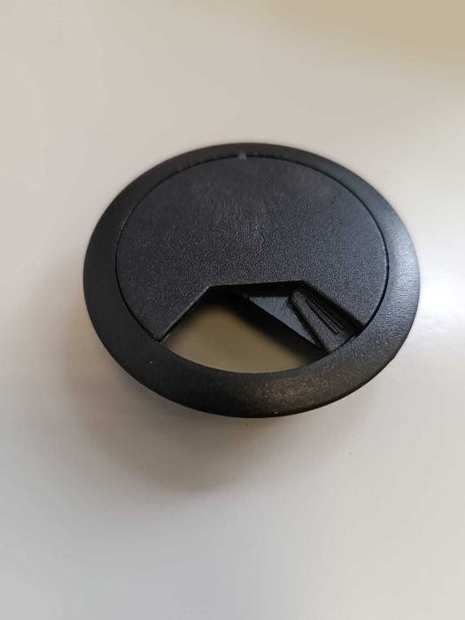 Passa cabos para secretária