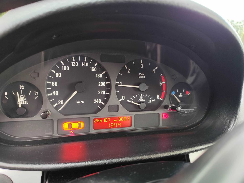 Carro BMW modelo 320 diesel do ano 2001