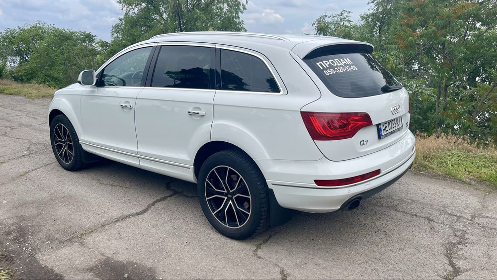 Автомобиль AUDI Q7