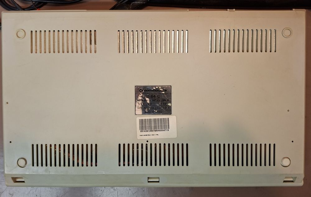 Commodore C64 z zasilaczem