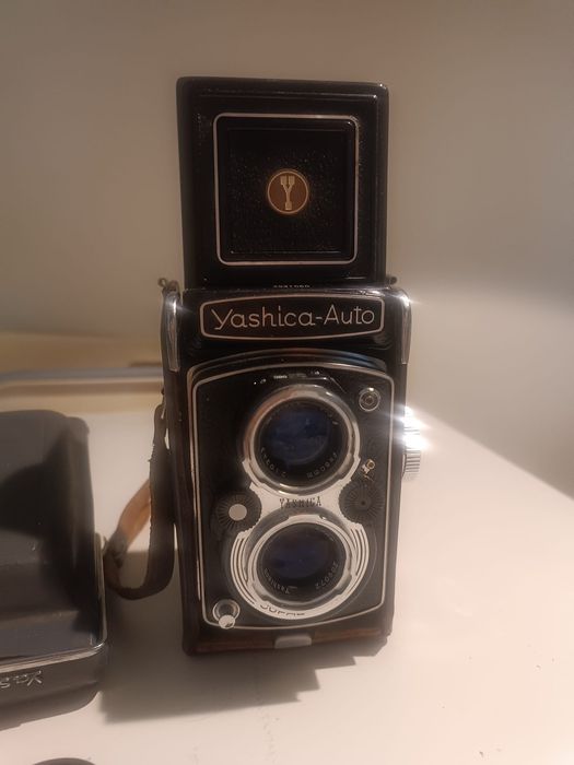 Yashica-Auto 6×6, câmara TLR (reflex de duas objetivas) para filme 120, com objetiva Yashinon 80 mm f/3.5. É um modelo de cerca de 1959.