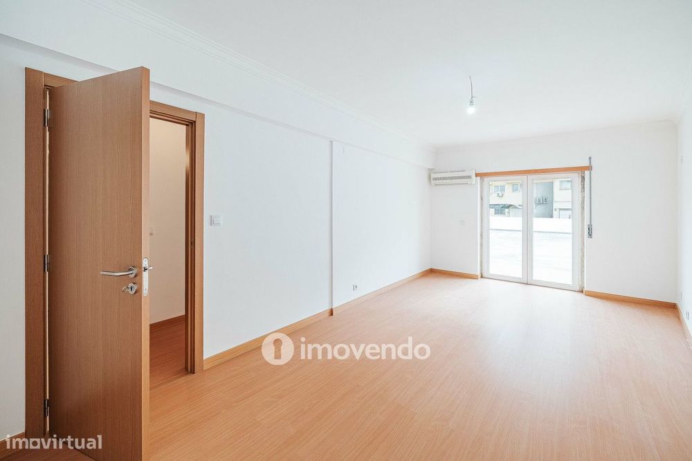 Apartamento T3, com terraço e arrecadação, em Mem Martins