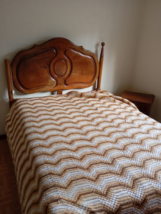 Uma cama com colchão novo um móvel de entrada, uma mesa de sala de estar