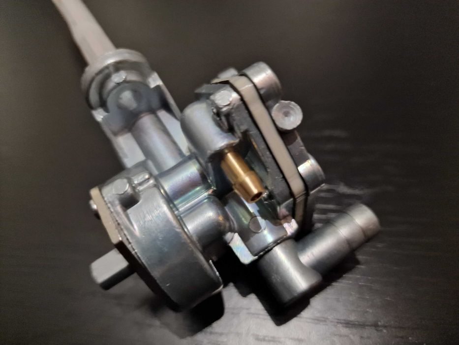 Torneira de gasolina Suzuki com vácuo