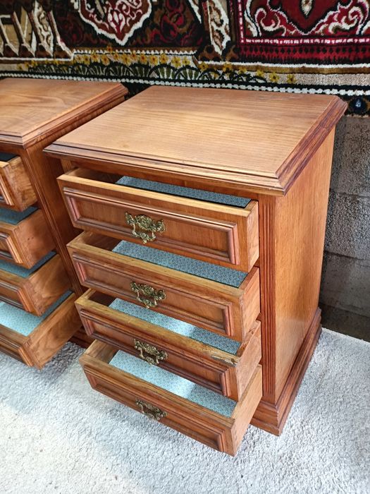 Par de mesinhas de cabeceira em madeira maciça de castanho velho