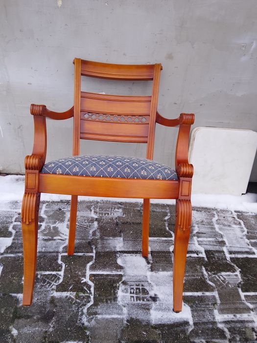 Piękne solidne krzesła -fotele drewniane  jak nowe.