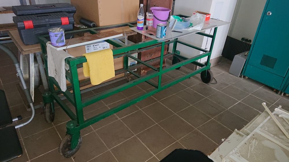 Стіл металічний на колесах виробничий