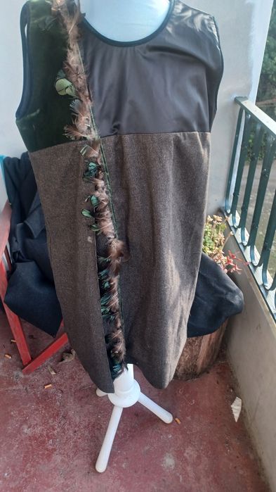 Vestido Senhora em fazenda e cetim com aplicações.