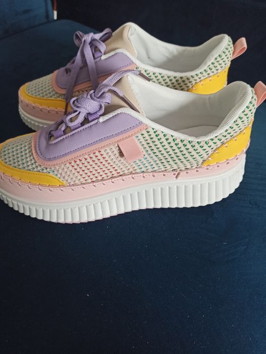 Sneakersy modne i wygodne