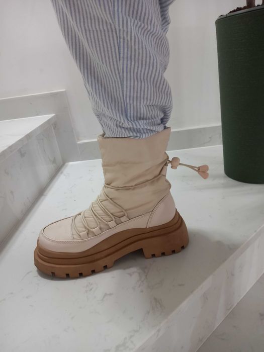 Zimowe buty na grubej podeszwie.