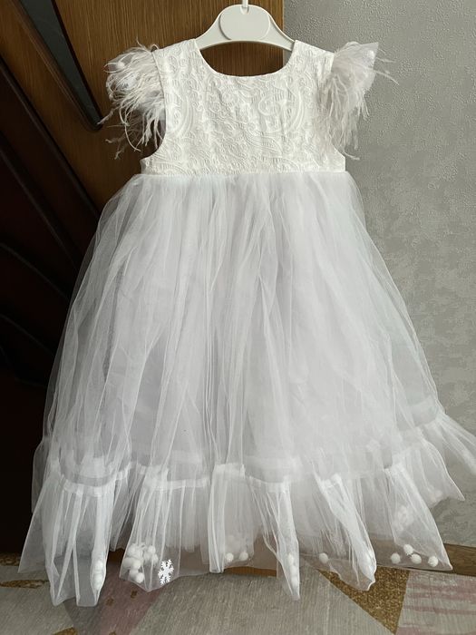 Біла новорічна сукня