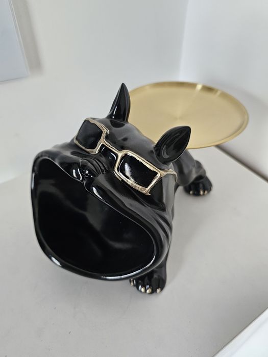 Buldog francuski z tacą na klucze