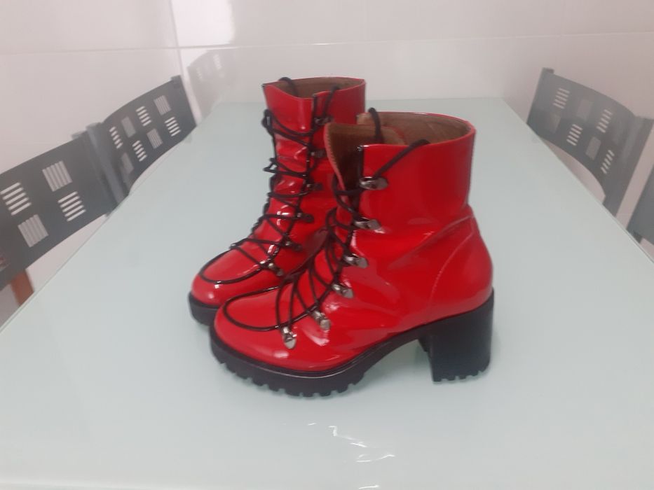 Botas vermelhas verniz marca eureka.