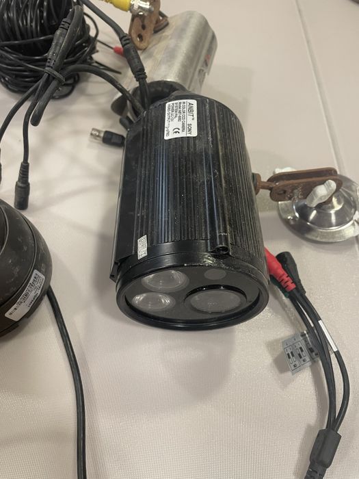 11 Câmaras de Vigilância + carregadores extra + cabos + gravador