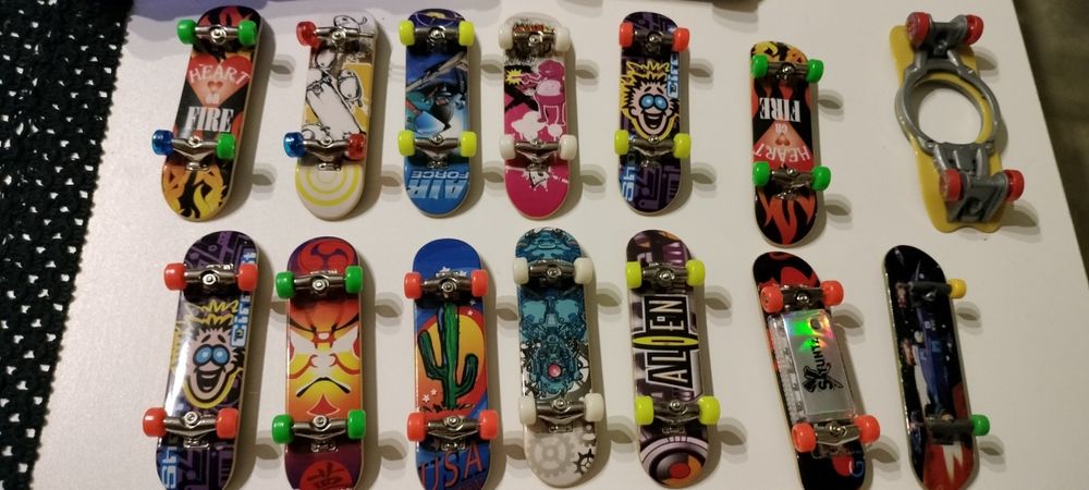 Conjunto de mini skates, bike e acessórios