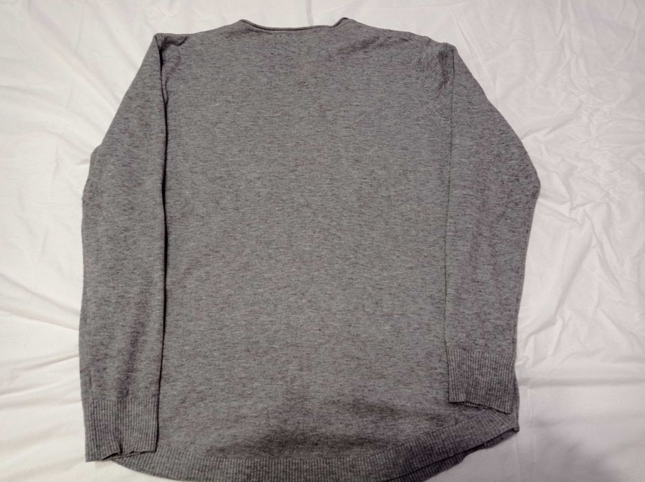 Lekki popielaty świecący sweterek pod szyję