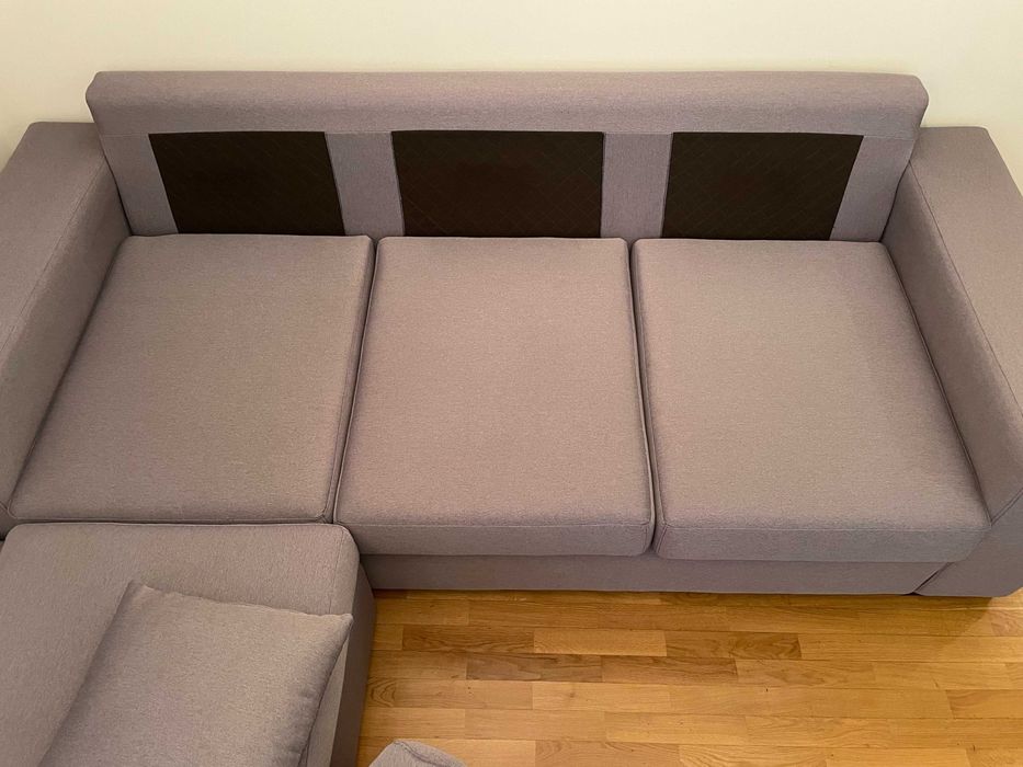 Sofá (praticamente novo), com 240x100cm e poof/chaiselong com 90x70cm