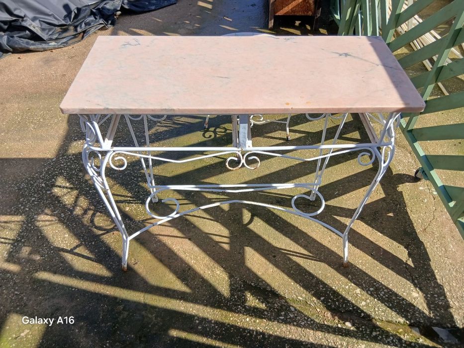 Aparador e mesa de centro