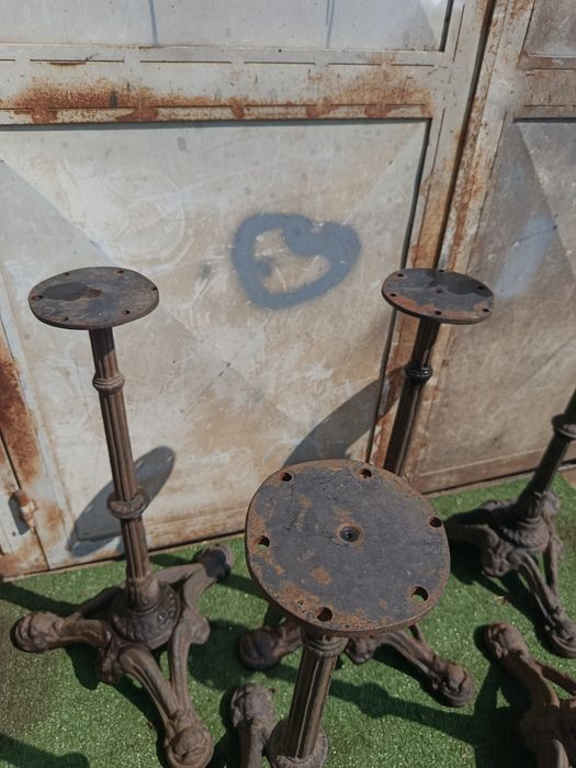 Pés de mesa antigos