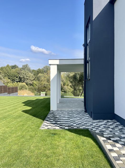 Будинок з терасою біля озера неподалік Бучанського парку