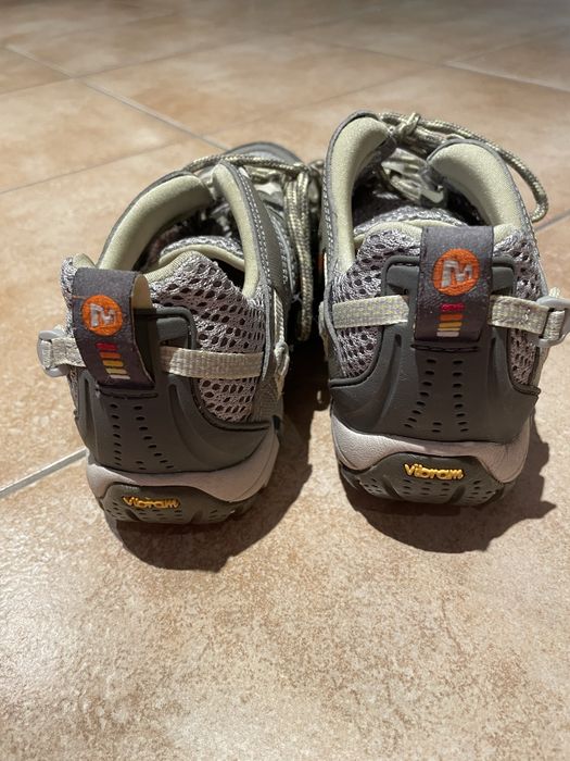 Sandalias e tenis