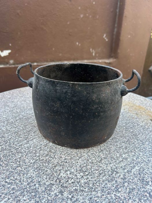 Panela / Pote Antigo em Ferro Fundido com Duas Pegas (Sem Pés) – Peça Etnográfica / Decorativa