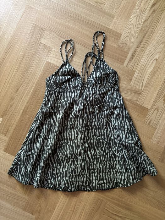 Nowa sukienka Pull&Bear z odkrytymi plecami – rozmiar S